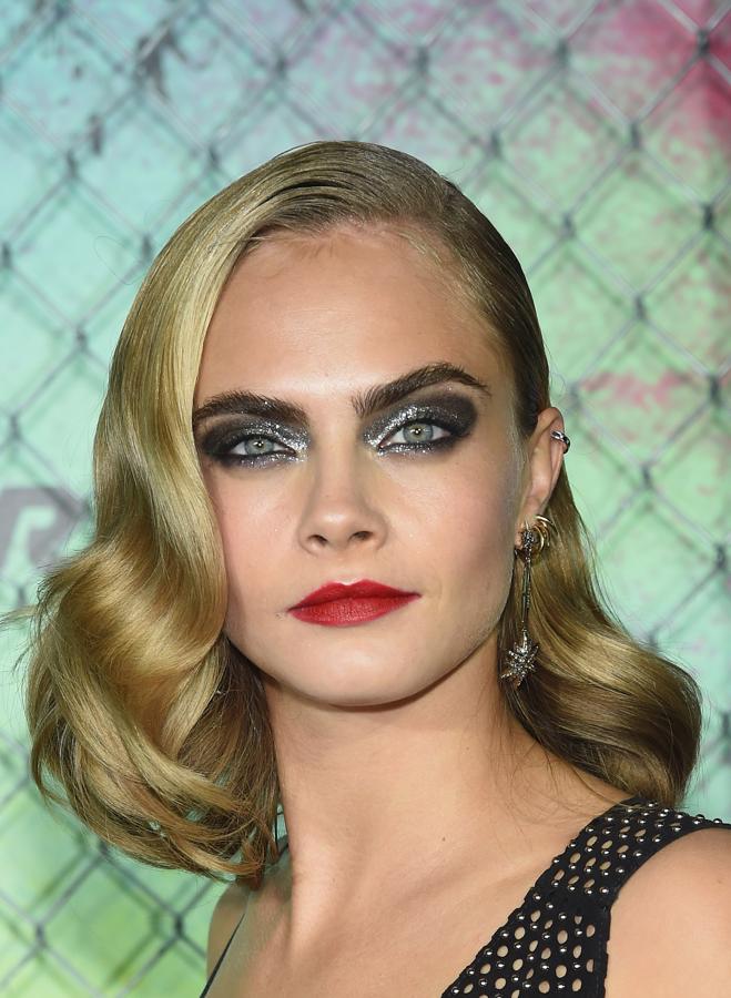 La combinación más arriesgada y que solo te aconsejamos para fiestas de noche como la nochevieja la luce la actriz y modelo Cara Delevingne. Un look que puedes copiar para despedir 2017.