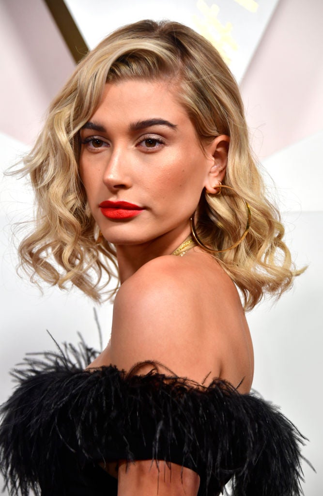 Aquí puedes ver el impacto que tienen unos labios rojos mates. Ellos solos se convierten en protagonistas del maquillaje de Hailey Baldwin. El resto: un poco de contouring y polvos de sol para conseguir buena cara, colorete, iluminador y a triunfar.