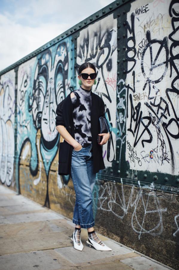 Si las tendencias de esta temporada miran a los años 90, lo hacemos con todas las consecuencias. Y no faltan los zapatos destalonados blancos.