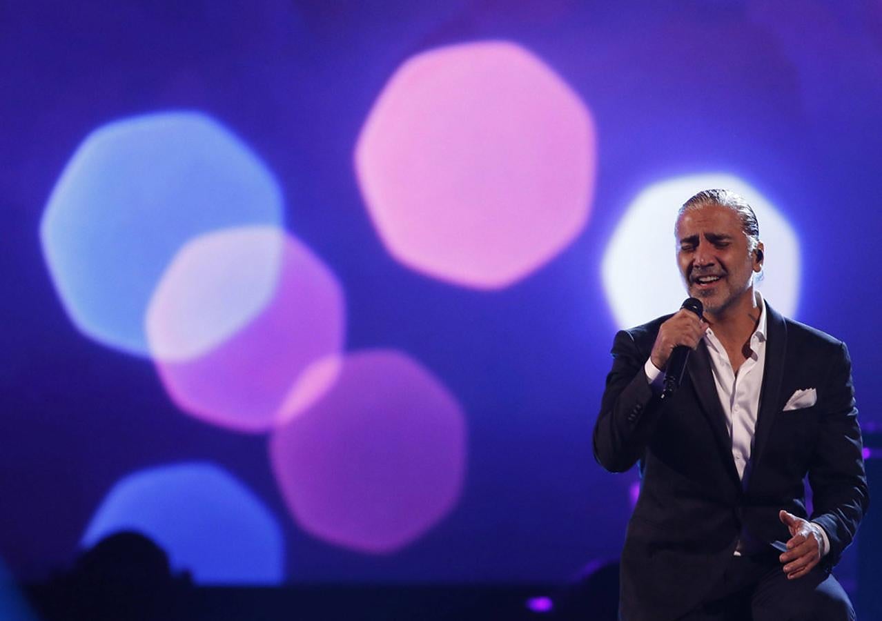 El artista mexicano cantó "Y, ¿si fuera ella?"