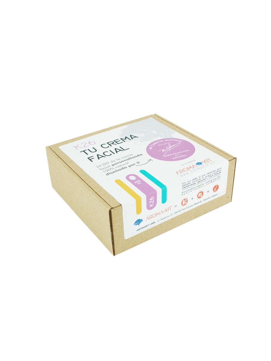 El kit incluye una crema facial, elaborada con ingredientes 100% naturales, sin tóxicos y apta para veganos. A ella le puedes añadir aceites vegetales 100% naturales, extractos de plantas, protector solar, complementos… según tus necesidades y en 2-3 días la tendrás en casa. (A partir de 48,90€, en www.aromakit.eu)