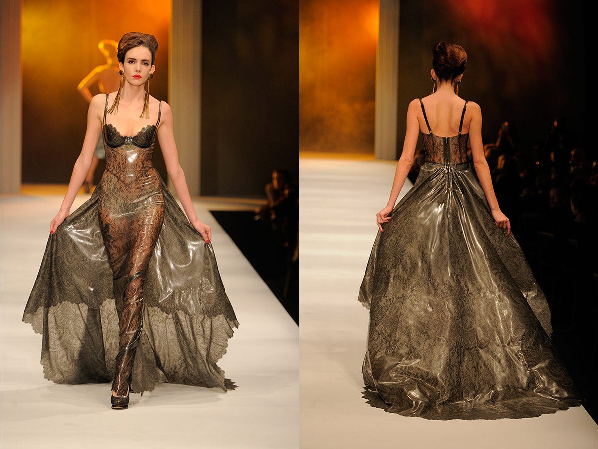 Látex, transparencias, escotazo... este vestido de Atsuko Kudo podría ser un buen candidato.