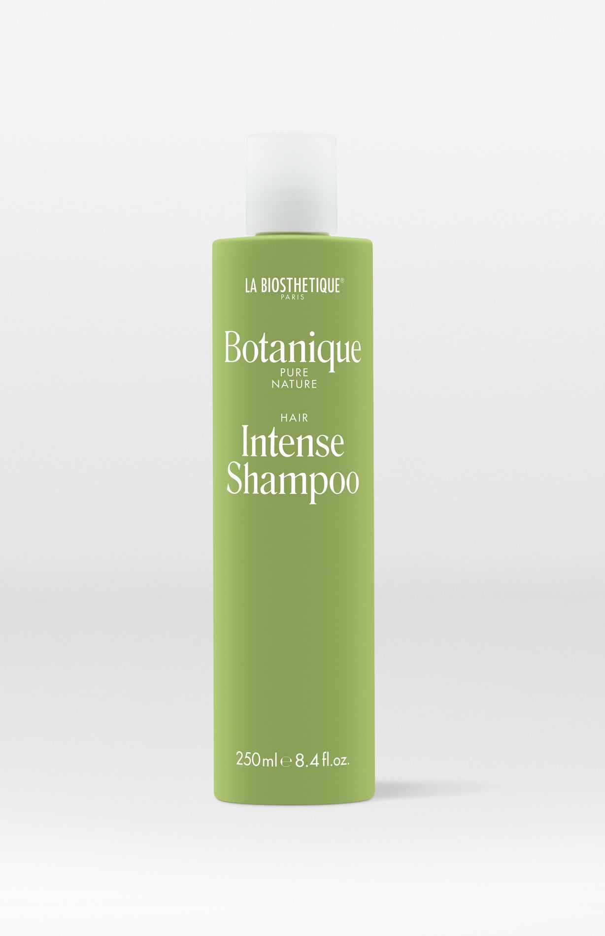 Champú tratante con suaves tensioactivos vegetales, ginseng fortalecedor y aroma unisex. Mantiene de forma natural el brillo y la fuerza capilar. 100% natural (20,50€ en ww.labiosthetique.es)