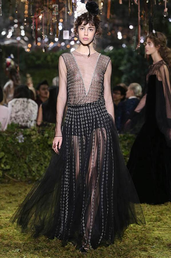 Transparencias sexys y un toque rockero, ¿qué más podría pedir Cristina Pedroche a este vestido de Dior?