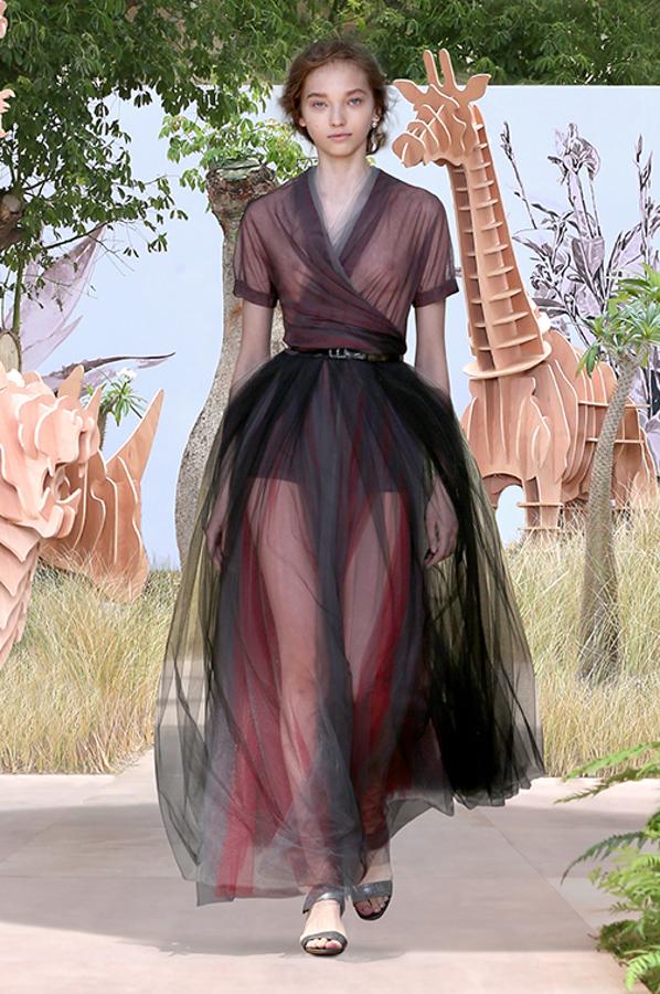 Y si a las transparencias se le añade un toque rojo (por aquello de que da buena suerte en Fin de Año) como hace este vestido de Dior, mejor que mejor.