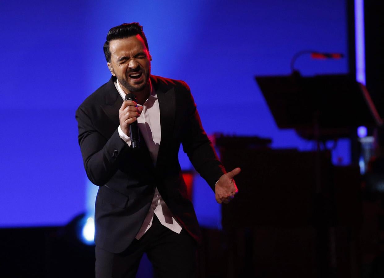 Cantó sobre el escenario "Amiga mía",