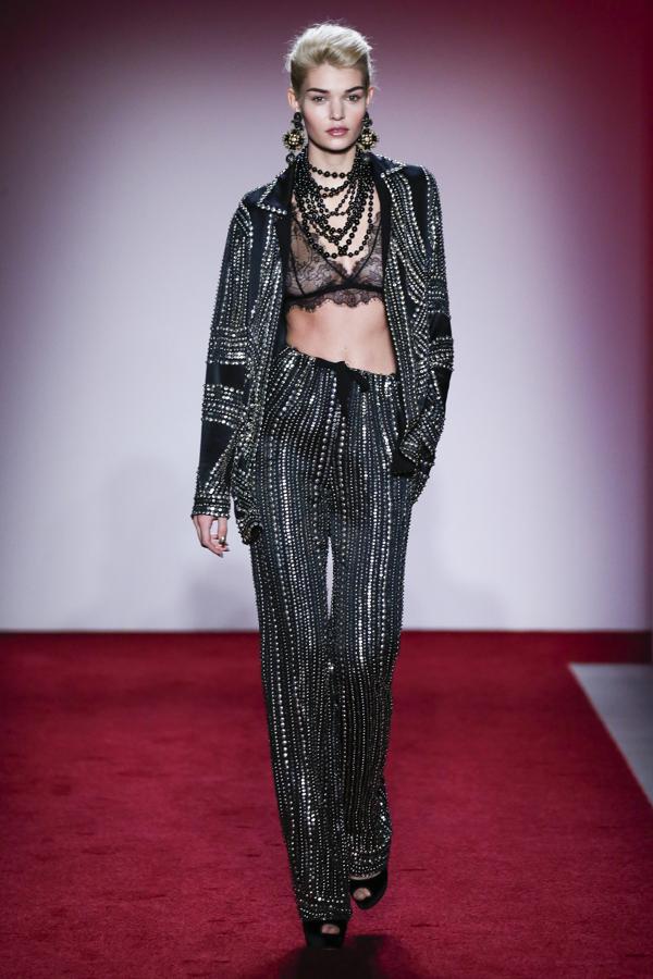 Y si quiere presumir de abdominales, ¿qué mejor que este esmoquin joya de inspiración rockera con top lencero de Naeem Khan?