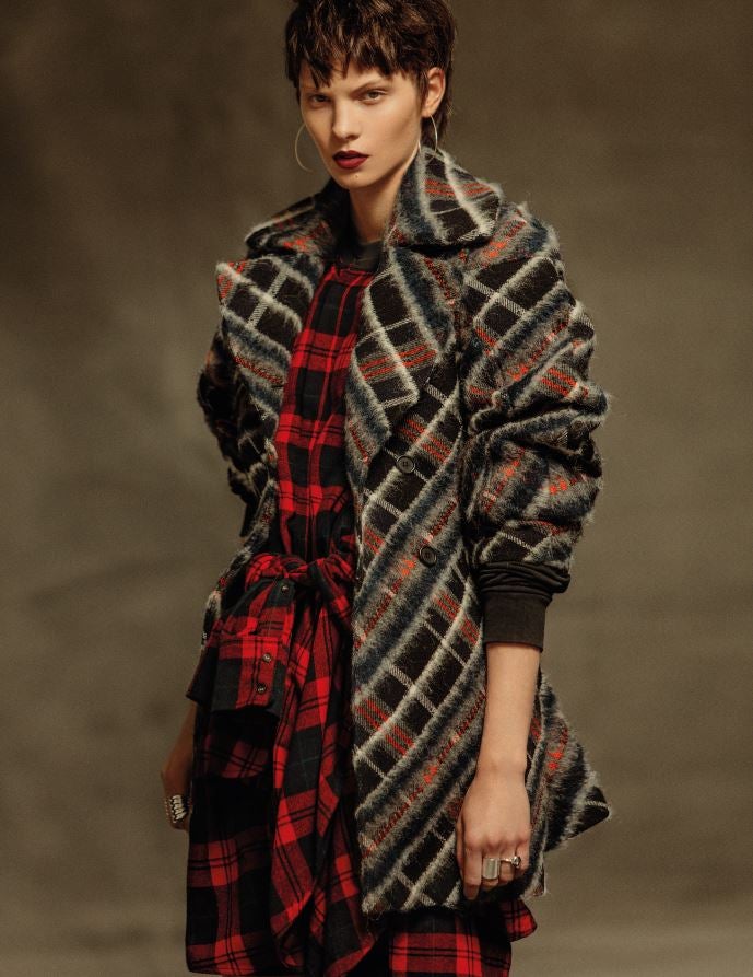 El abrigo de Kenzo se combina con sudadera y falda de Dsquared2. Pendientes y anillos de Tous.