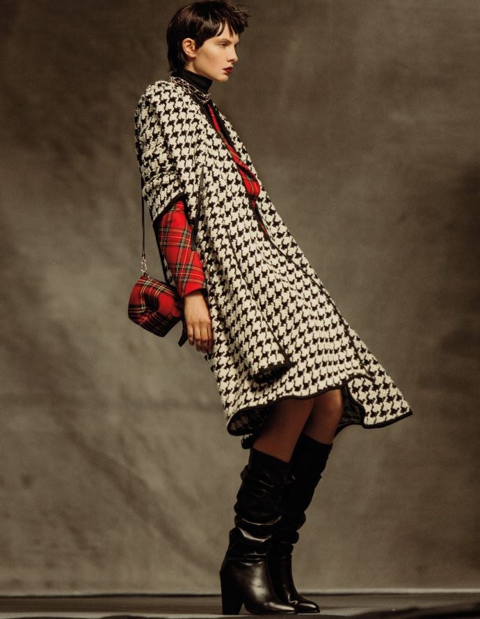 Debajo de un abrigo en pata de gallo de Carolina Herrera, bermudas y chaqueta de Teresa Helbig. Bolso de Loewe y botas de Stuart Weitzman. El collar es un diseño de Suarez