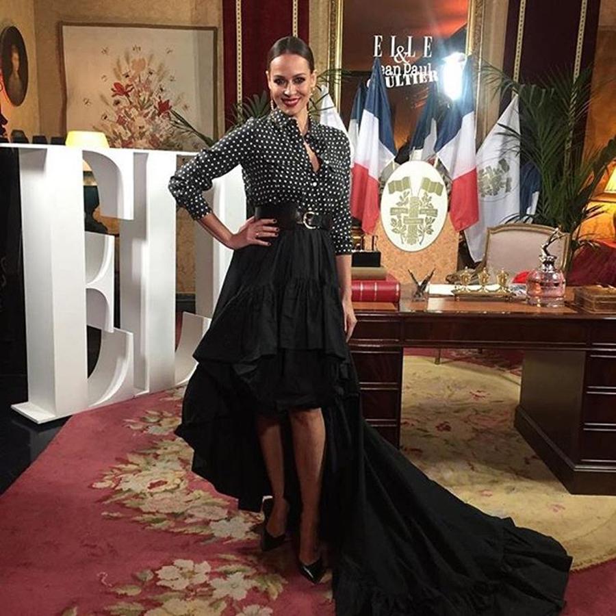 La falta asimétrica con cola y la blusa de lunares fue todo un acierto de la presentadora de Masterchef en la fiesta a la que acudió el jueves.