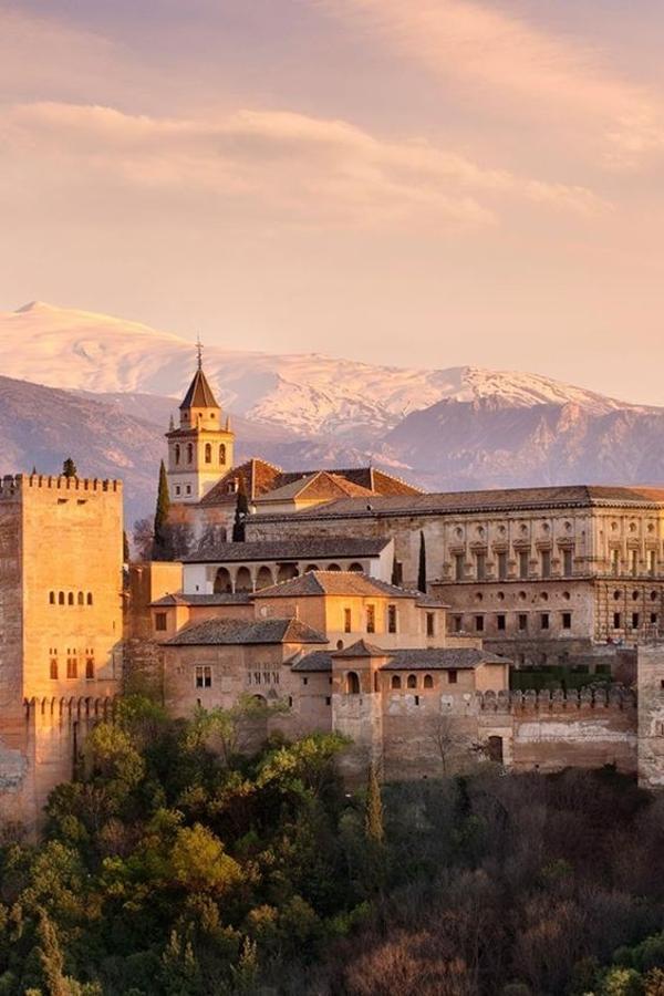 Granada celebra el encendido navideño de la ciudad el 1 de diciembre. Además, la temporada de nieve en Sierra Nevada arranca el 25 de noviembre. ¿Aún necesitas más motivos para poner rumbo al sur en el último puente del año? (Foto: Pinterest)
