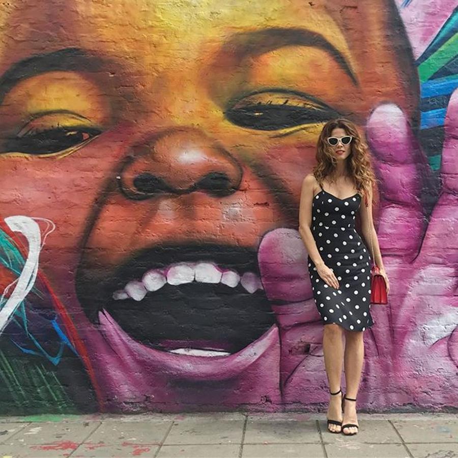 A veces no hace falta recurrir a lo complicado para acertar. Y eso lo sabe muy bien la actriz colombiana, que para un día de paseo por Cali se enfundó un vestido de lunares y sandalias de pulsera y acertó de pleno.