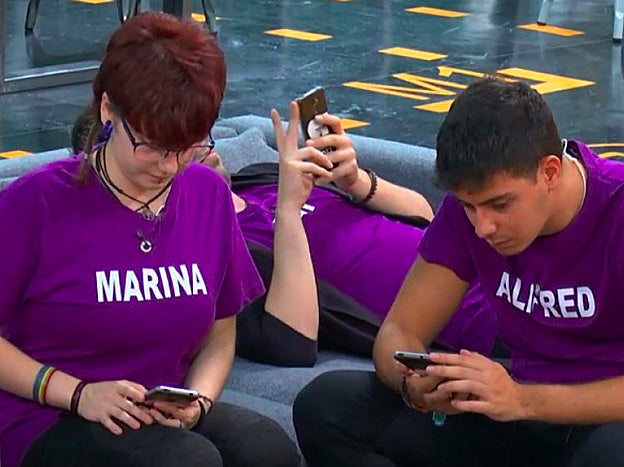 Los concursantes pueden compartir sus vivencias en la academia gracias a sus teléfonos móviles. / TVE