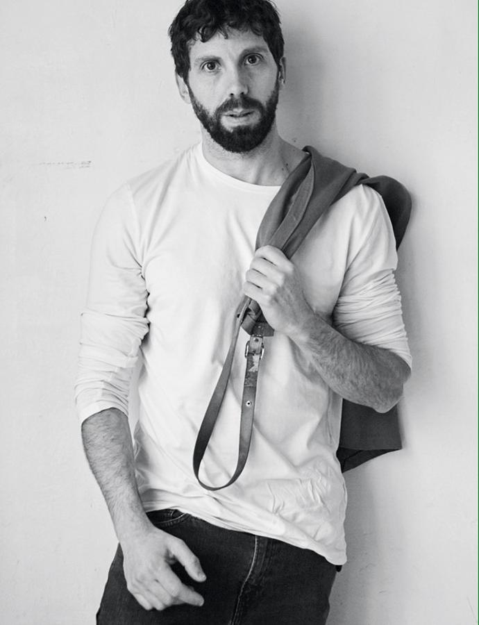 Más de 15 autores venderán su trabajo en esta plataforma, que busca fomentar la artesanía española de lujo. En la imagen Javier S. Medina, autor de las cabezas de animales hechas en esparto.