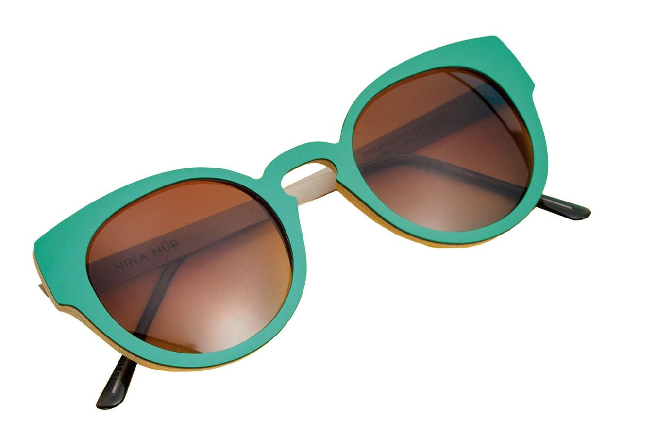 Y modelo dos de las gafas sostenibles de Nina Mur.