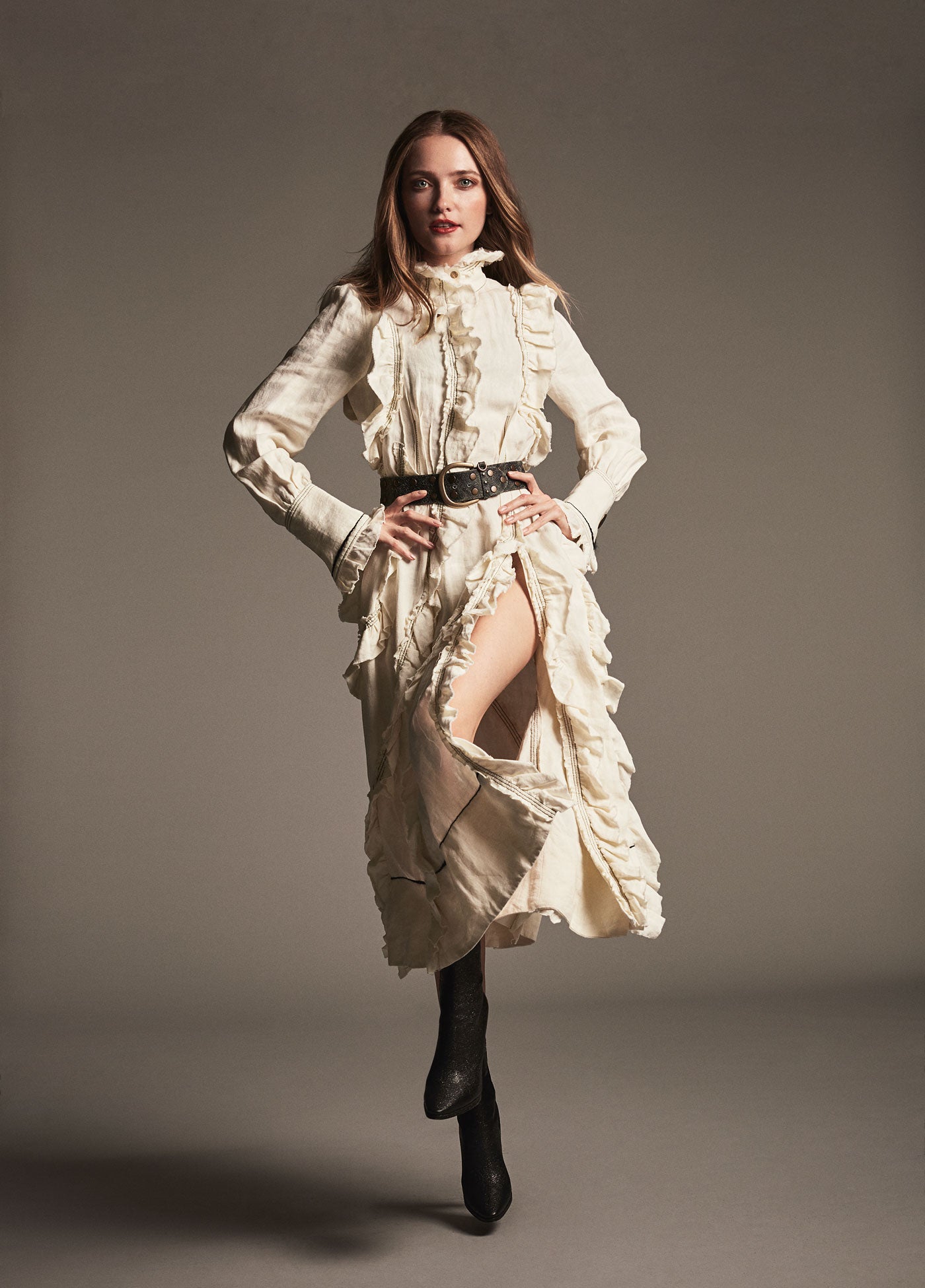 Vlada Roslyakova luce un vestido y cinturón de Sonia Rykiel y botas de Laurence Dacade.