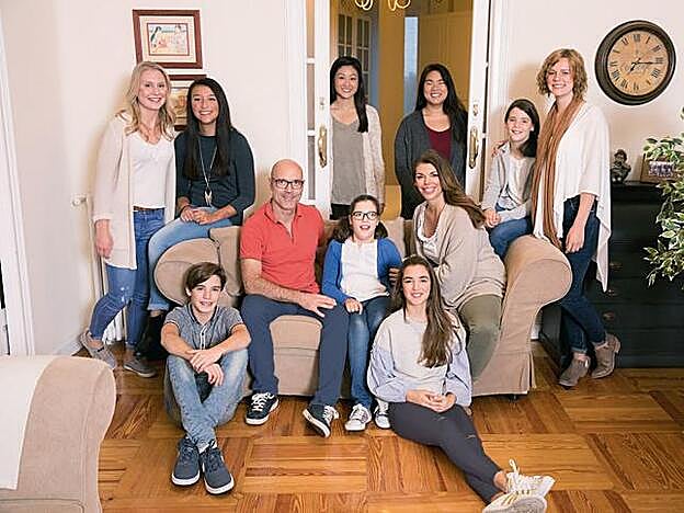 En el sofá, Fernando y Judith, con sus hijas Diana, en el medio, y Sara, en el brazo del sofá. En el suelo, los mellizos Miguel y Claudia. Las estudiantes detrás (de izda. a dcha.): Katherine, Amanda, Katherine Tang, Emily y Sidney.