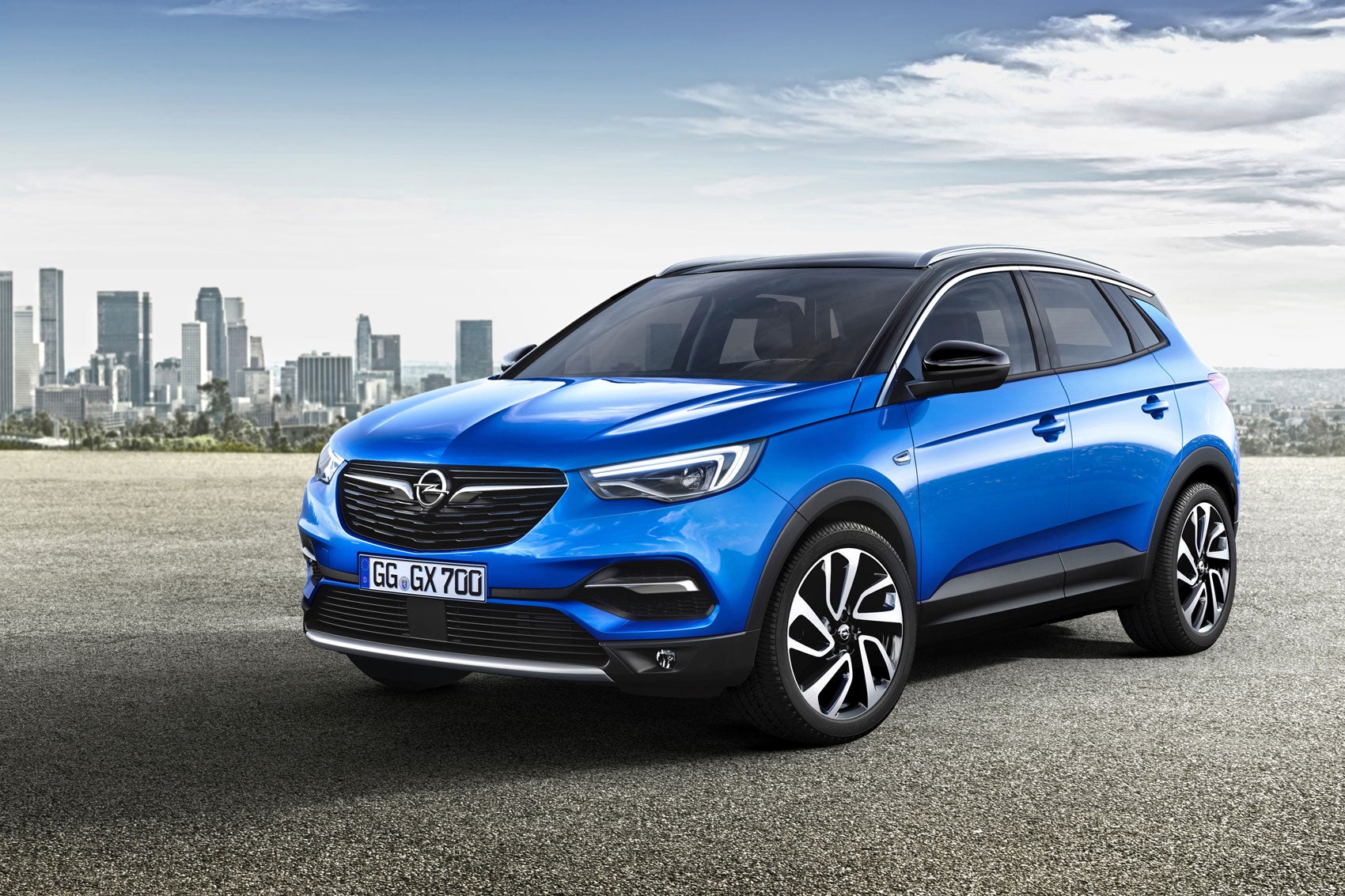 Es el SUV más grande de Opel, con 4,48 m y 515 l de maletero. No es un 4x4, pero gracias al Grip Control puede mejorar su capacidad para circular por terrenos resbaladizos. Desde 25.100 €.