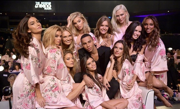 El desfile más esperado y sexy del año, ese en el que los 'ángeles' de Victoria's Secret se ponen sus alas, se ha celebrado en Shanghai el 20 de noviembre. En la imagen, parte del casting de modelos junto a Oliver Rousteing, director creativo de Balmain. Foto: Instagram Oliver Rousteing