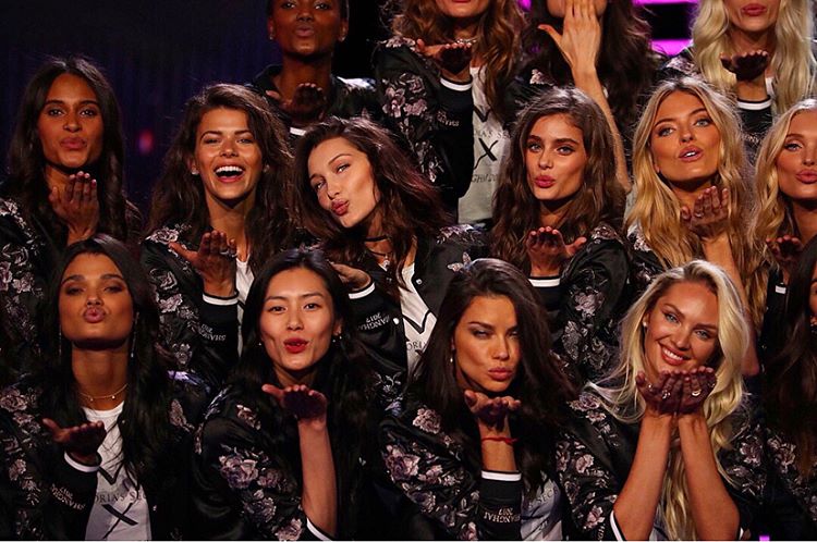 Los besos de los 'ángeles' de Victoria's Secret. Foto: Instagram de Bella Hadid.