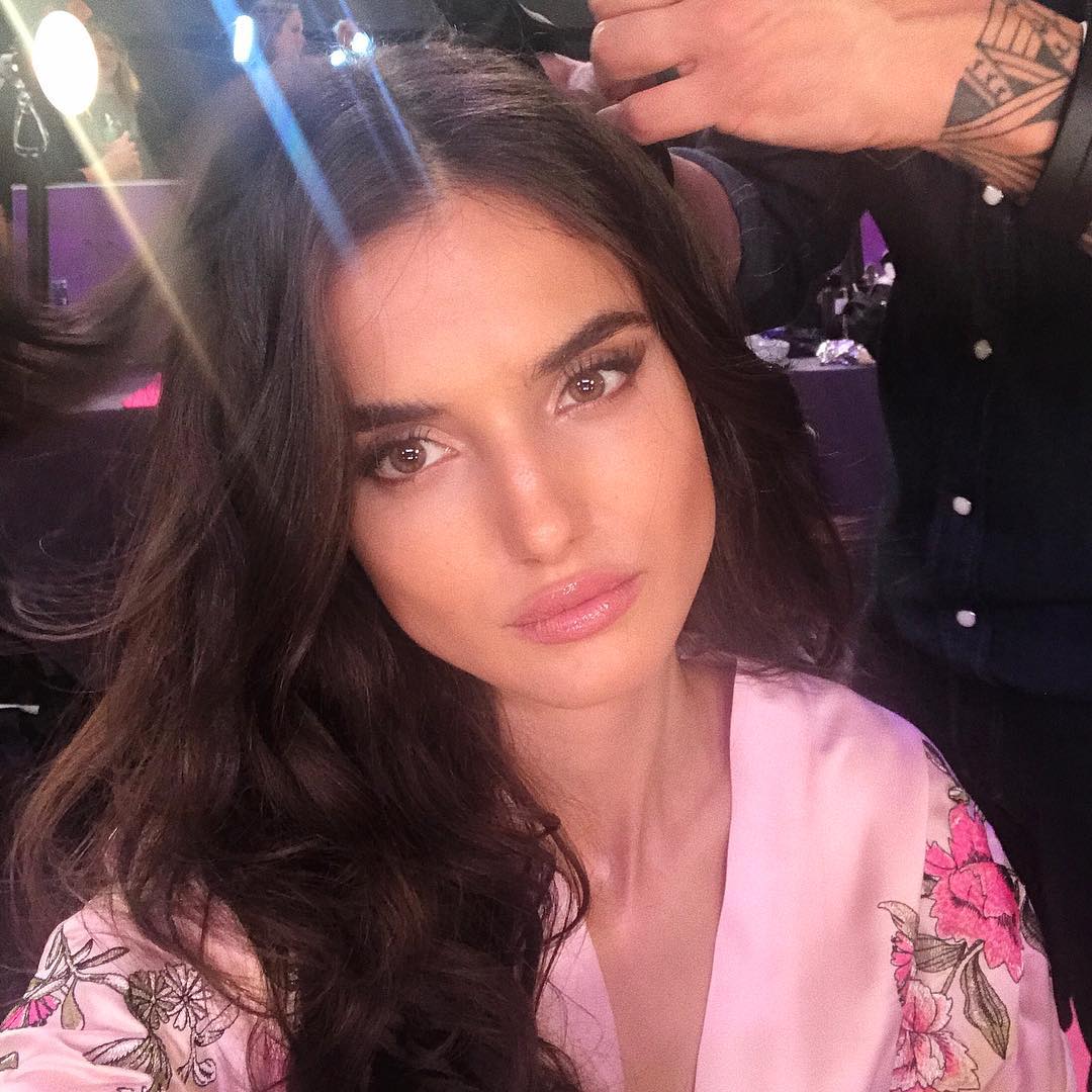 La modelo española Blanca Padilla, durante la sesión de maquillaje y peluquería en el 'backstage' del desfile de Victoria's Secret 2017. Foto: Instagram de Blanca Padilla.