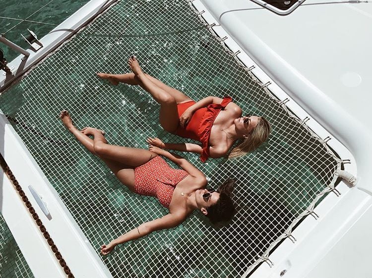 Dulceida no iba a ser menos en lucir los bikinis más bonitos del verano 2017. En la foto posa junto a su amiga Gigi Vives, ambas con bañadores de DulceidaShop.