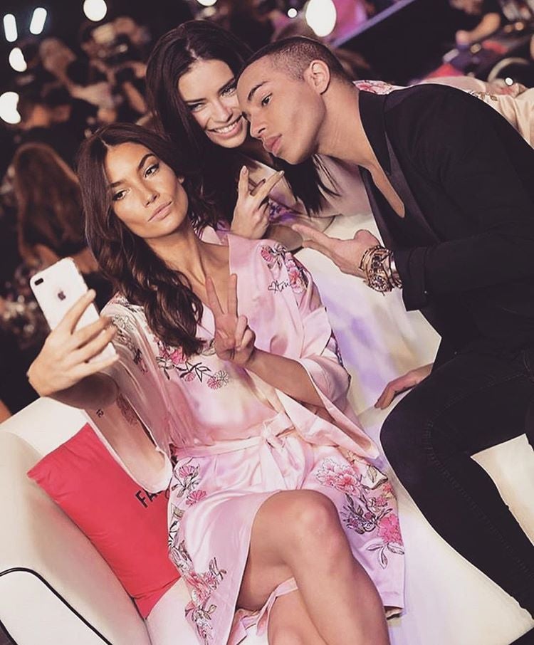 Oliver Rousteing, director creativo de Balmian, junto a Lily Aldridge y Adriana Lima. Foto: Instagram de Oliver Rousteing