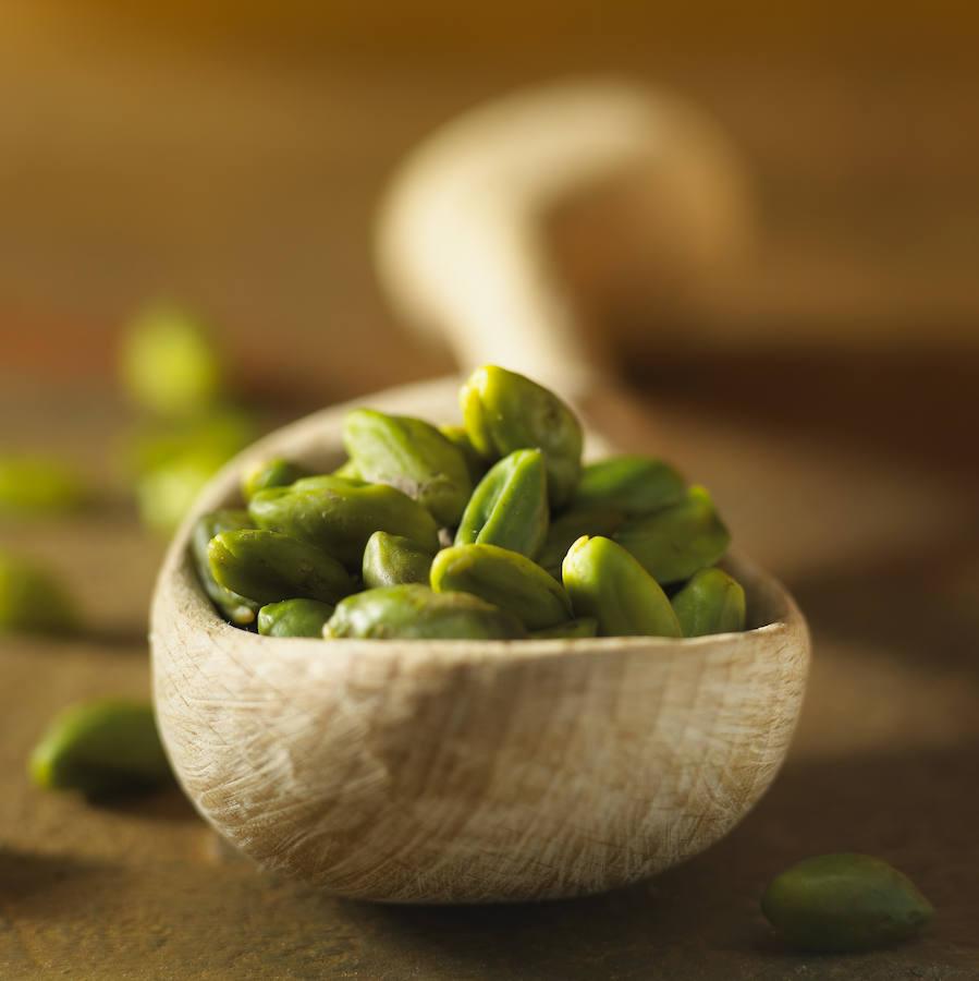 Los pistachos son ricos en magnesio, que equilibra el nivel de cortisol. Además, tienen pocas calorías, por lo que son un tentempié perfecto.