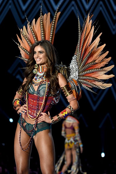 Mientras que Taylor Hill lo hizo con uno s los looks más étnicos.