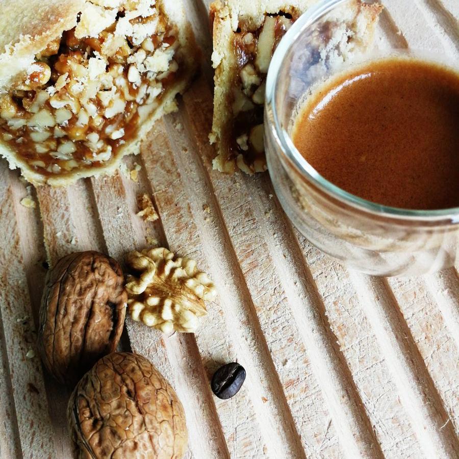 El Bündner Nusstorte es una tarta tradicional suiza que consiste en una pasta de nuez caramelizada rellena de frutos secos que tiene su origen en el cantón de Grübunden, donde fue inventado en 1926 por un panadero llamado Fausto Pult. ¿Dónde comer la mejor Bündner Nusstorte? En Teecafé (Münstergasse, 17, Zúrich).