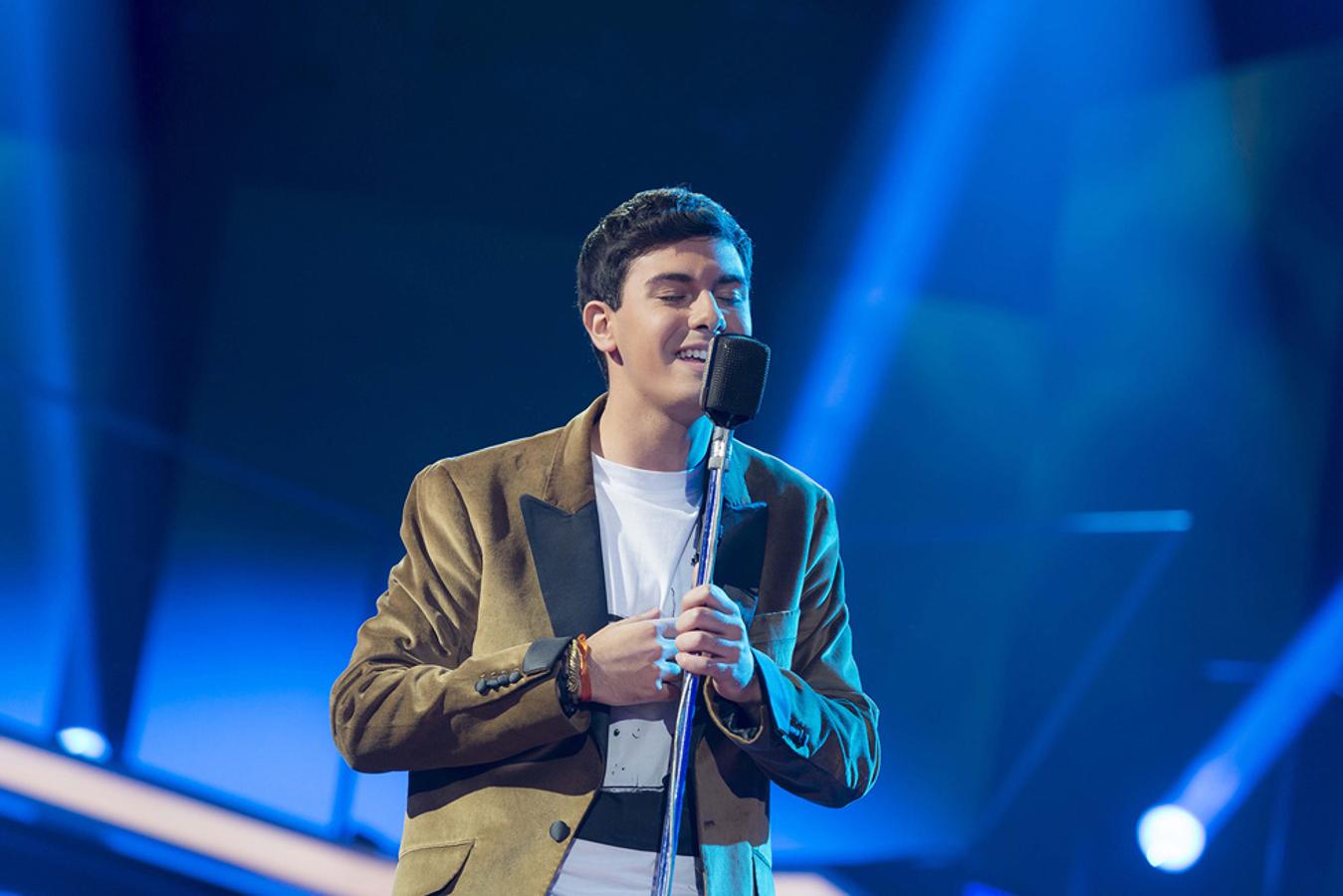 Cantó en solitario el tema ganador de la última edición de 'Eurovisión': 'Amar pelos dois'.