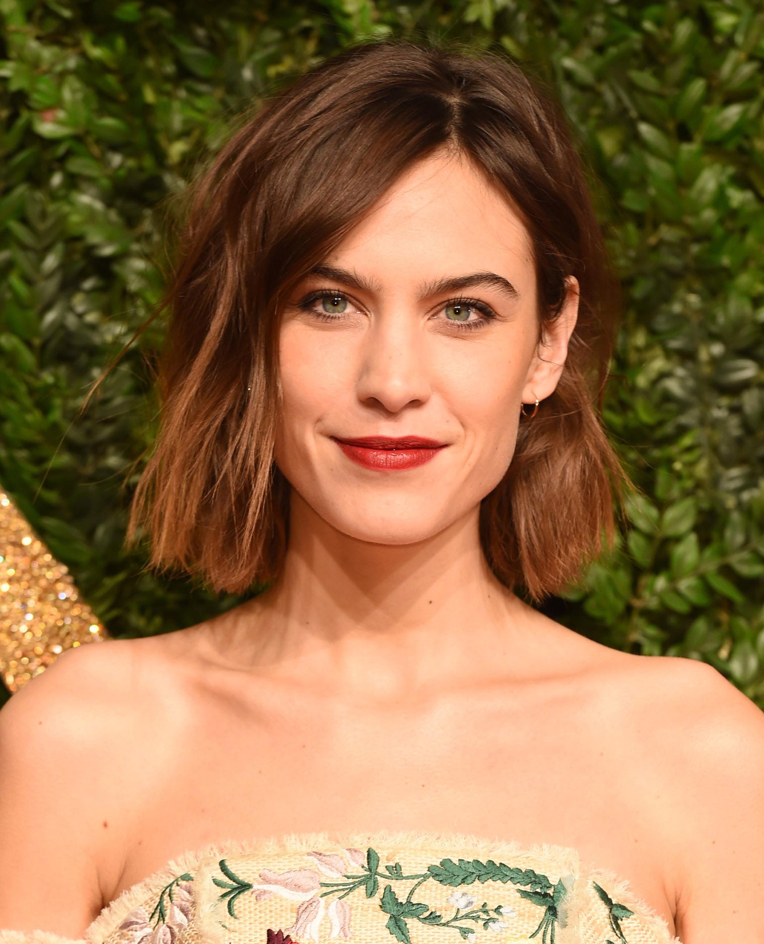 El wavy bob de Alexa Chung quede muy bien con raya a un lado.