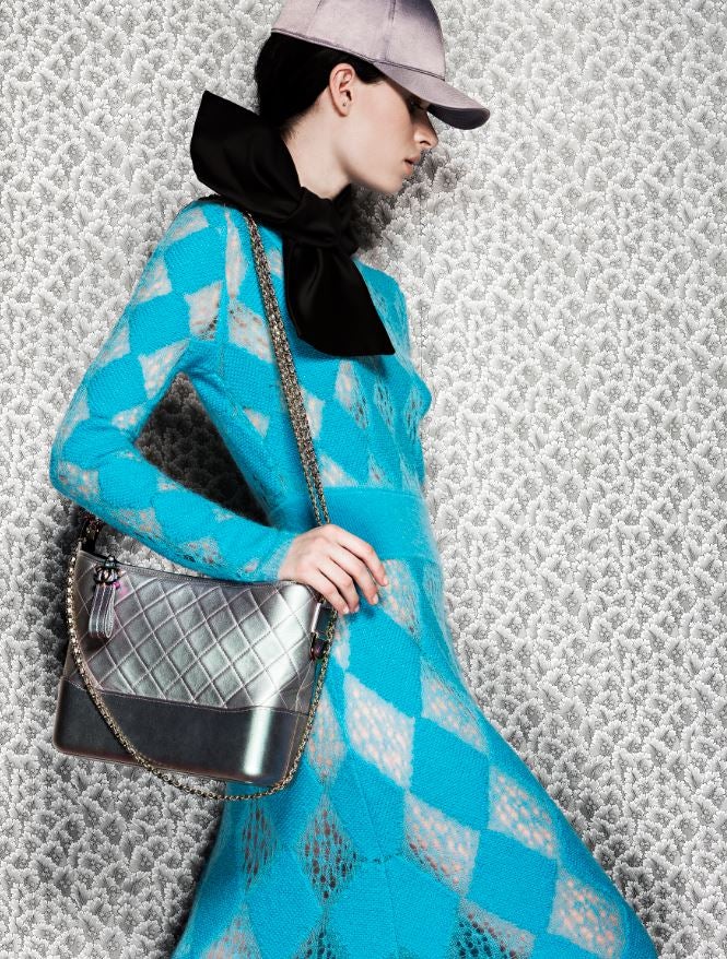 Vestido de punto, de Missoni, con lazo de Emporio Armani. El bolso es de Chanel y la gorra, de &Other Stories