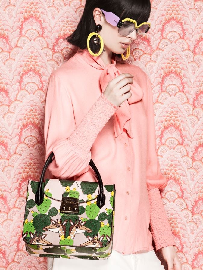 Blusa de Moschino con pantalón de Adolfo Domínguez. Bolso estampado de Furla, pendientes de Marni y gafas de Miu Miu