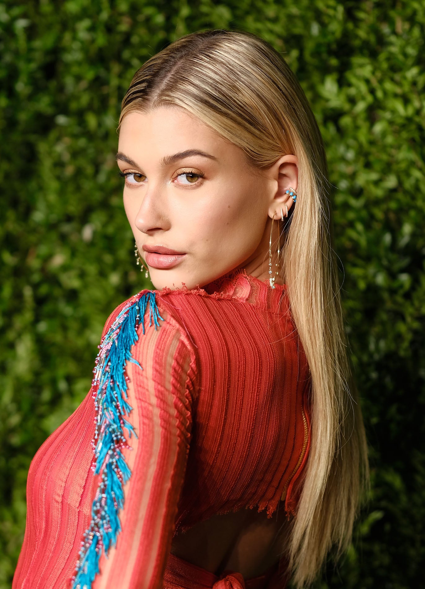 La modelo Hailey Baldwin con melena larga y raya en el medio.