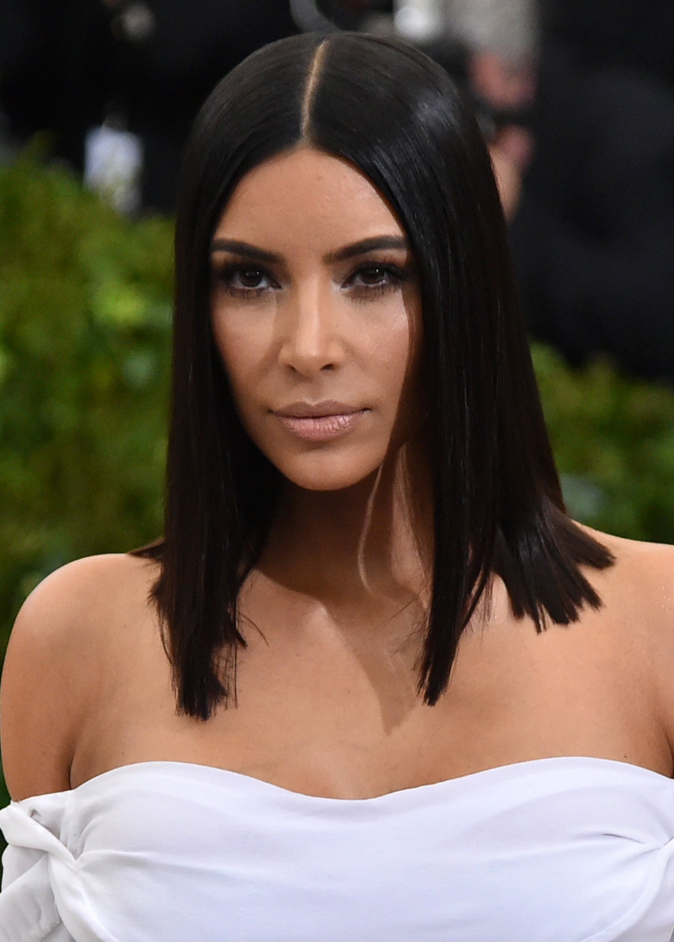 Otra famosa que se atreve a cambiar la raya de su melena es Kim Kardashian. Aquí con long bob con raya en el medio.