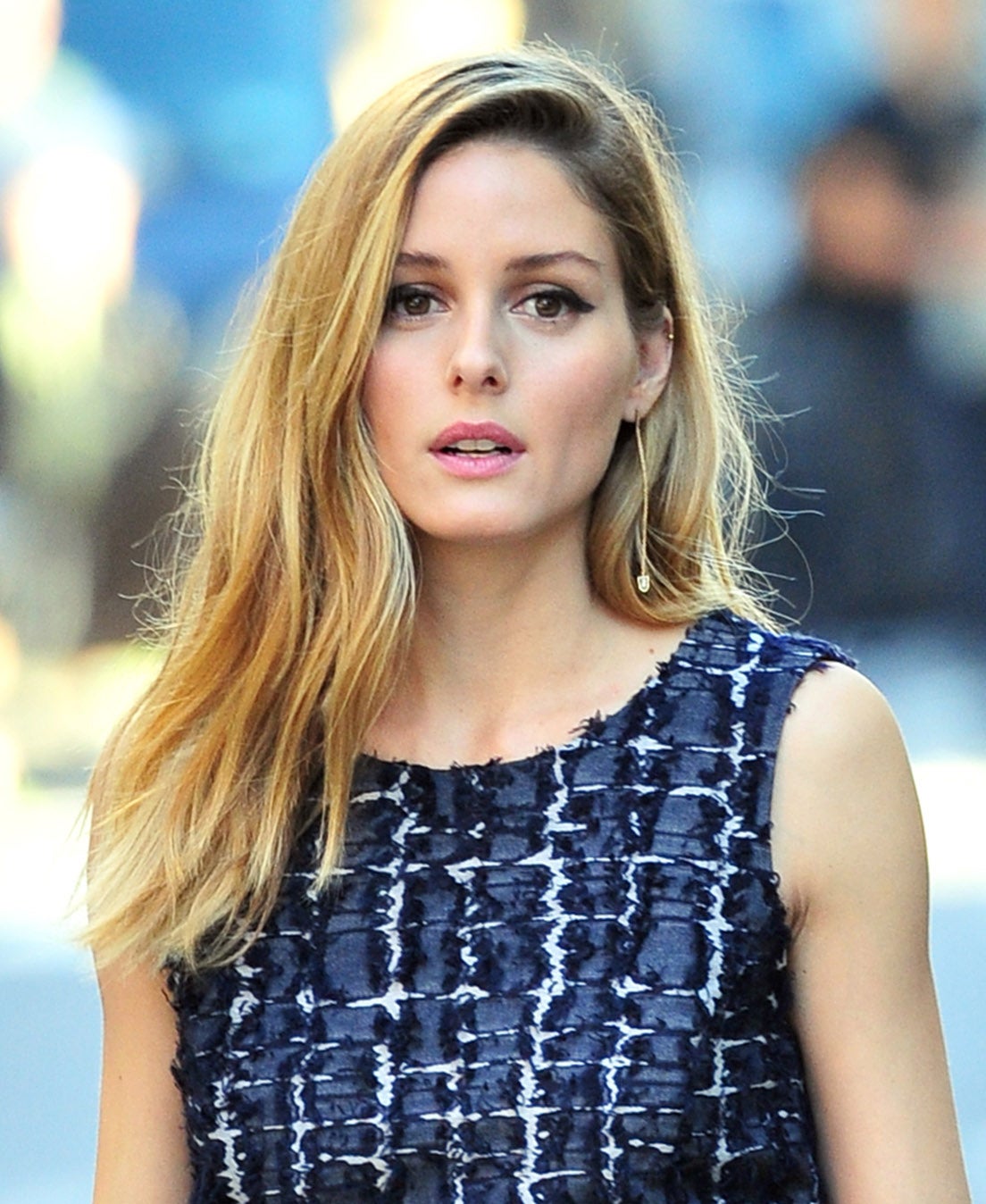 Un cambio tan sencillo como la raya del pelo da como resultado un gran cambio de estilo, tal como nos demuestra Olivia Palermo.
