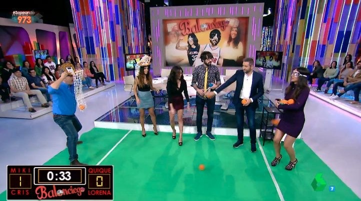 Esta vez no se les ocurrió otra cosa que improvisar una cancha de baloncento en la que la canasta era la cabeza de Miki Nadal ¡Qué peligro!