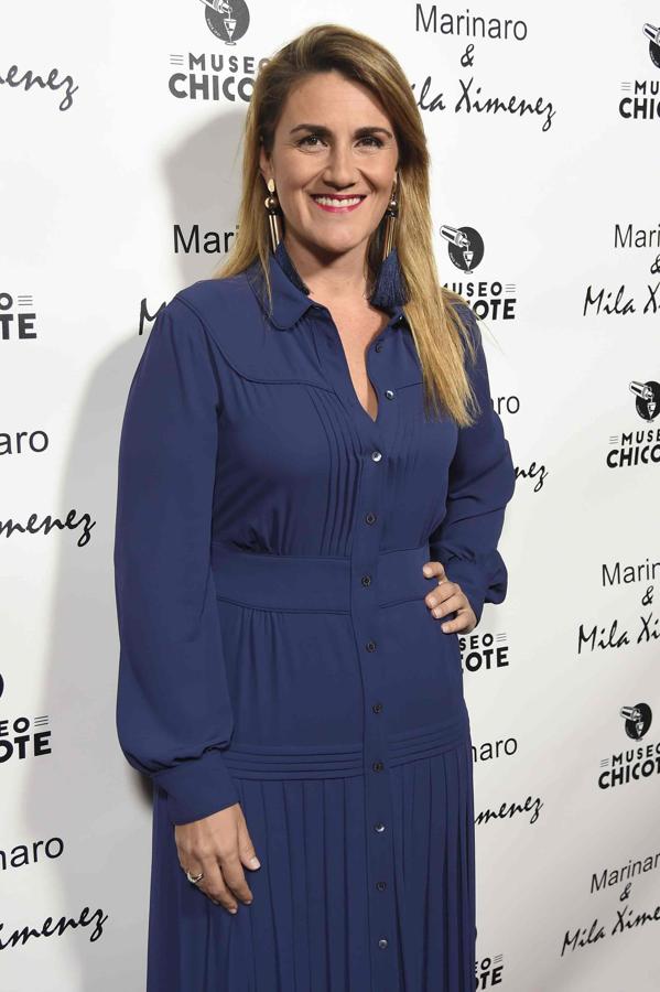 La presentadora de Telecinco posa antes de felicitar a Mila por su nuevo proyecto profesional.