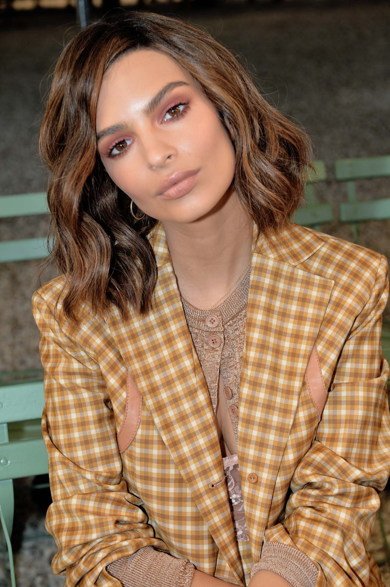 Gruesas y siempre perfectamente maquilladas, así lleva las cejas la modelo y actriz Emily Ratajkowski.