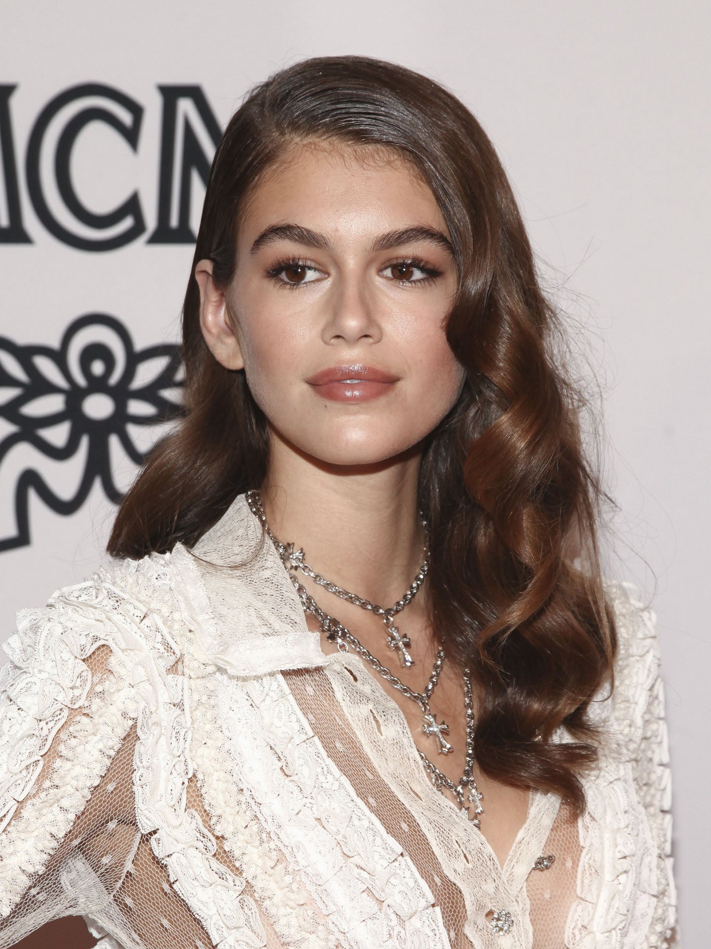 La modelo del momento, Kaia Gerber, hija de Cindy Crawford, apuesta por las cejas gruesas con forma redonda y acabado natural.