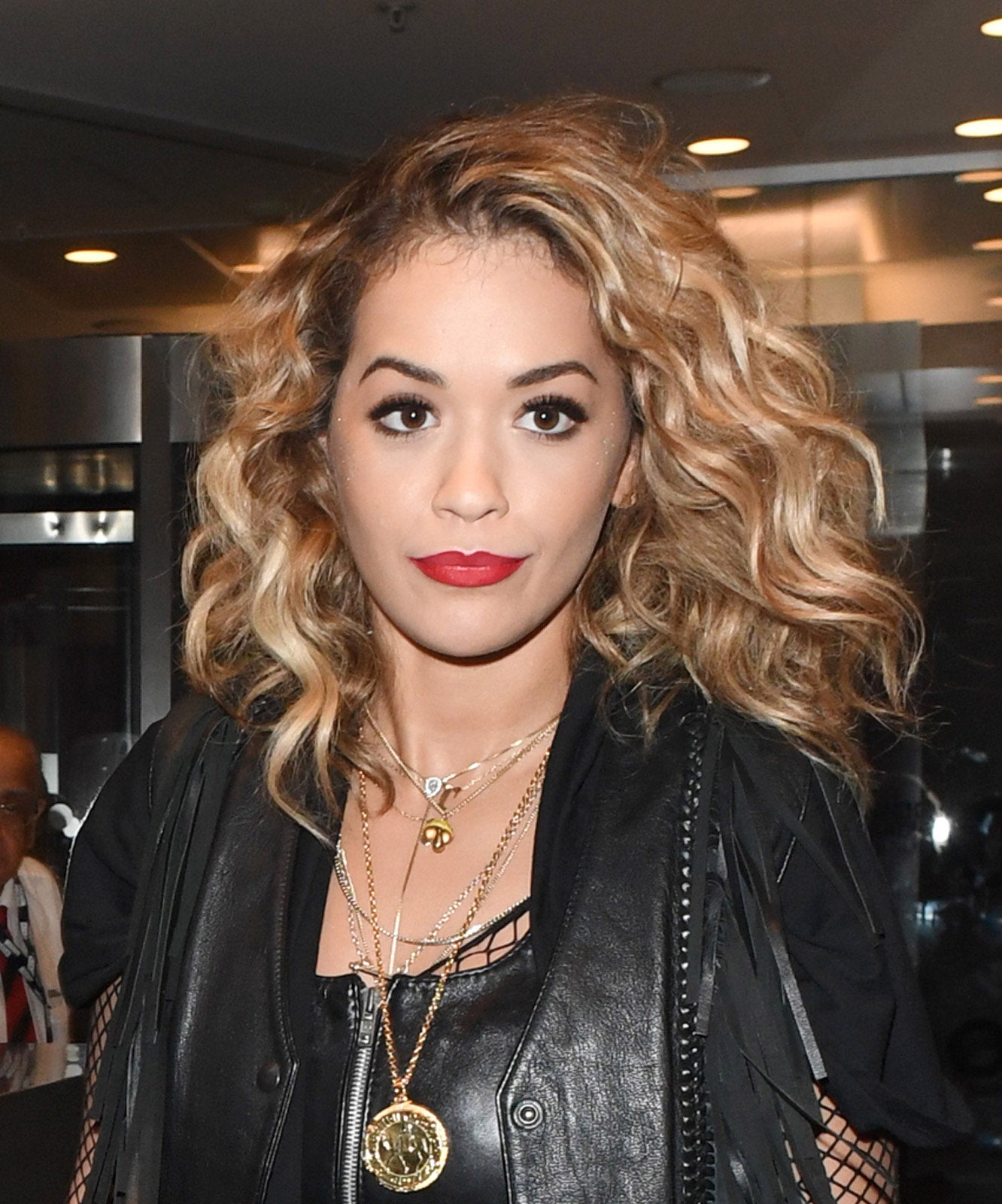 La cantante Rita Ora tiene también unas cejas muy personales, con un ángulo muy marcado.