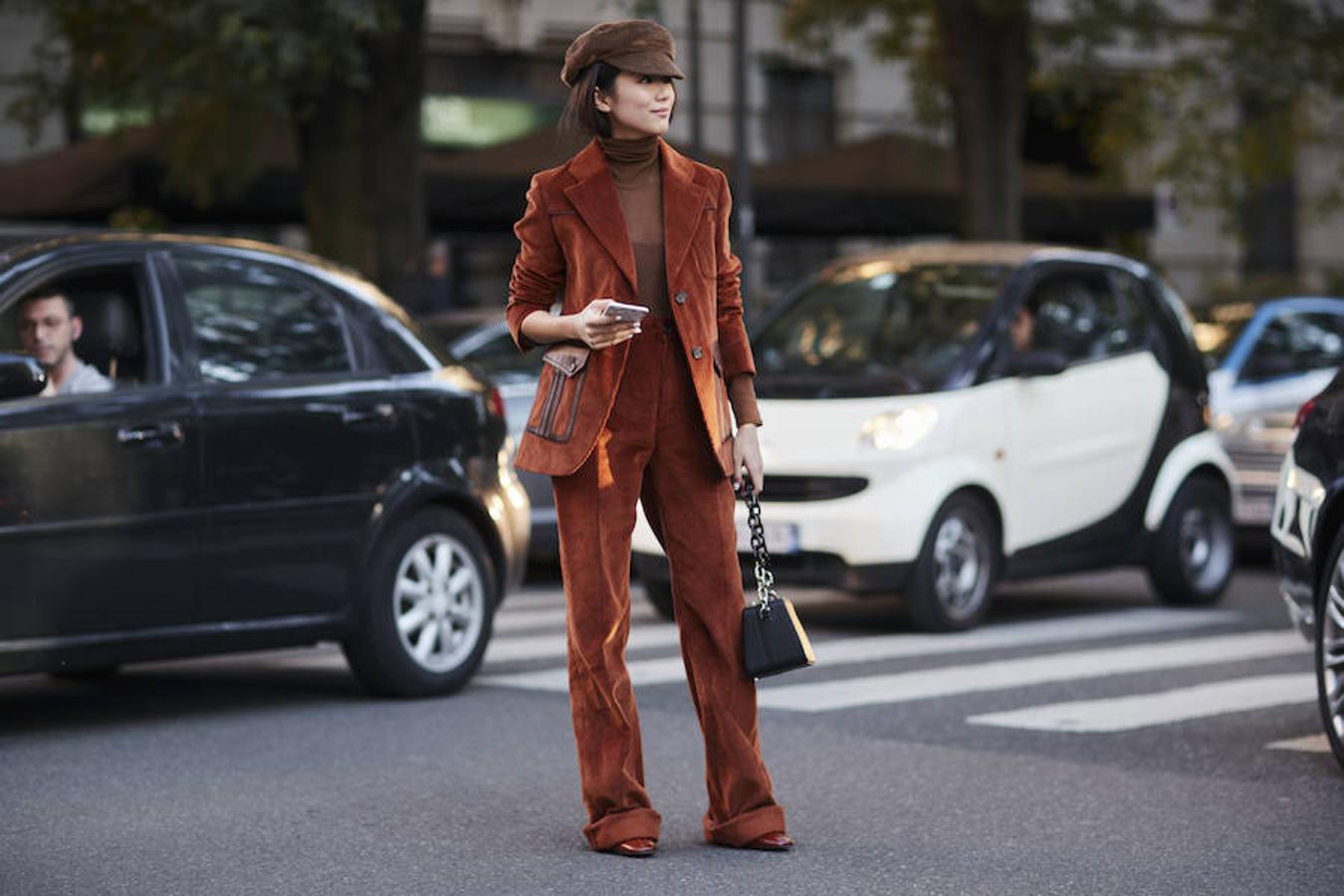 Y ya que tienes el bolígrafo en la mano, no te olvides de que la pana, además de ser el tejido más chic de la temporada, es perfecto para los días más fríos.