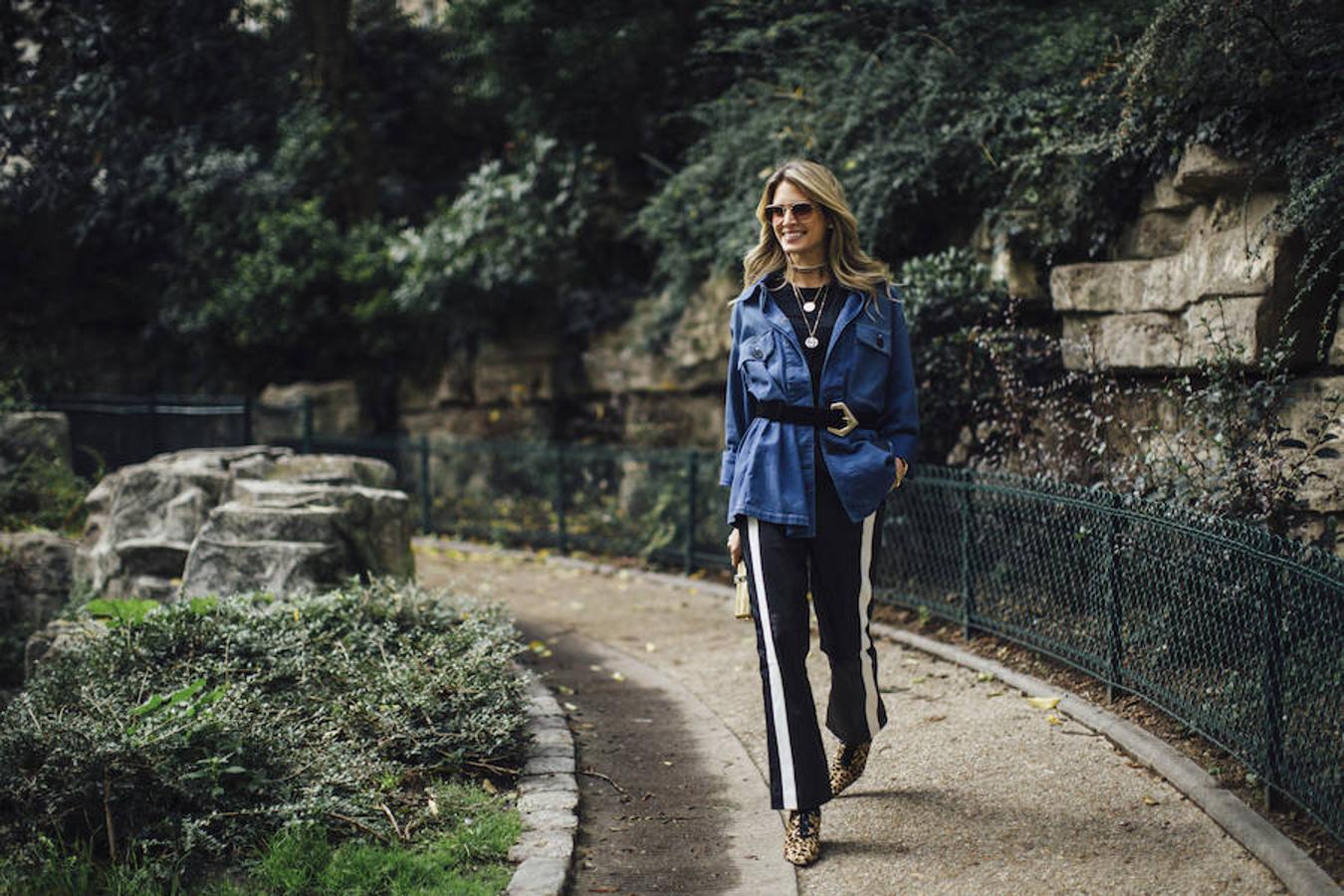 Pantalón oscuro, sí, pero con una raya vertical y combínalo con un cazadora vaquera y cinturón para marcar la silueta.