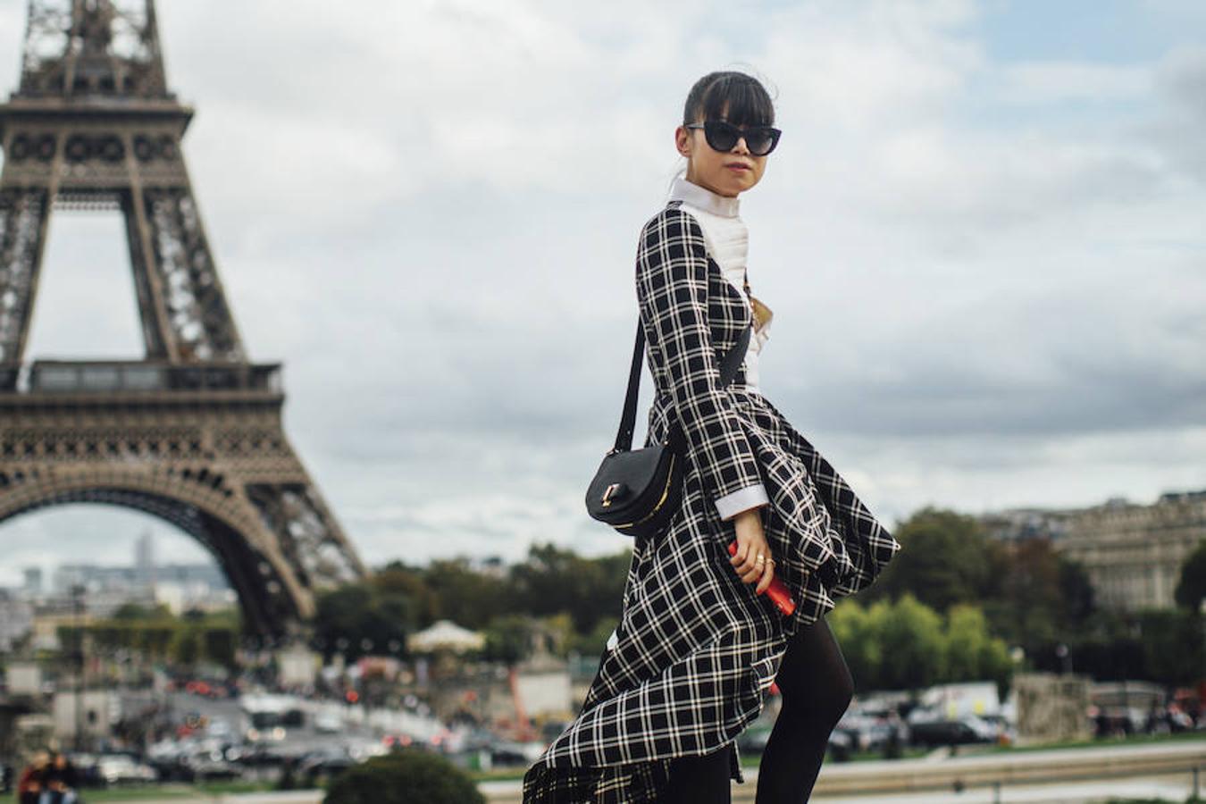 Los vestidos asimétricos, aunque sean cortos, pueden ser perfectos si tienen un toque especial, como este con la pechera blanca, y si se combinan con unas medias gruesas o un 'skinny jean'.