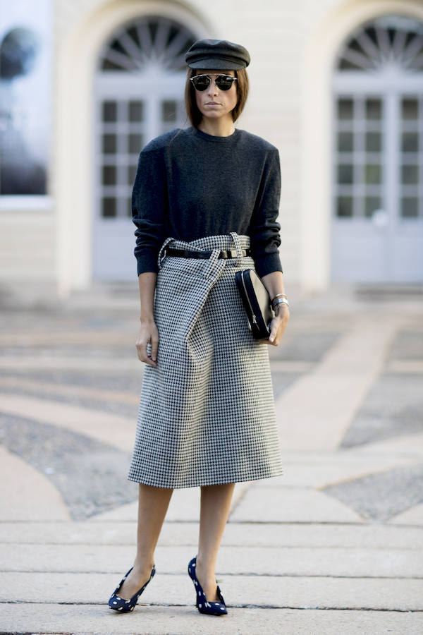 El jersey, por dentro de la falda, como sustituto de la blusa. ¡Ande yo caliente... !