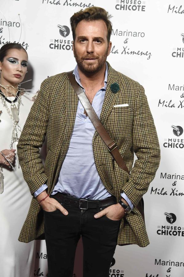 El director de 'Sálvame' arropa a Mila en la puesta de largo de su colección de joyas.