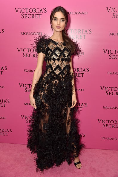 Acababa de cumplir uno de sus sueños: desfilar para Victoria's Secret en China y eso se nota. Blanca Padilla estaba radiante con un original diseño con plumas y transparencias de Ralph & Russo Couture.