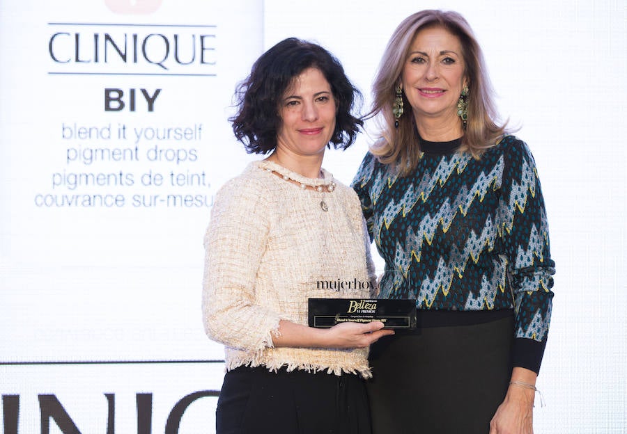 El ganador del premio belleza Mujerhoy a la mejor base de maquillaje fue Blend it Yourself Pigment Drops BIY de CLINIQUE. Recoge el Premio: Susana Redondo, Directora de Marketing de Clinique.