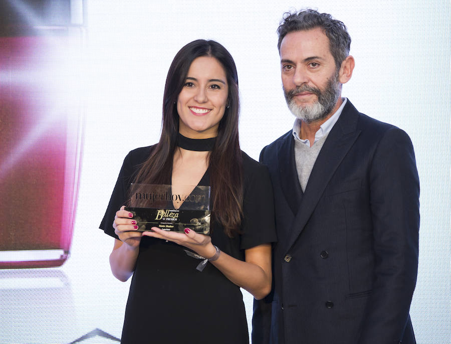 El ganador del premio belleza Mujerhoy al mejor producto de Colorido fue Matte Shaker de LANCÔME. Recoge el Premio: Camila Mosquera, Jefe de Producto de Maquillaje de Lancôme.